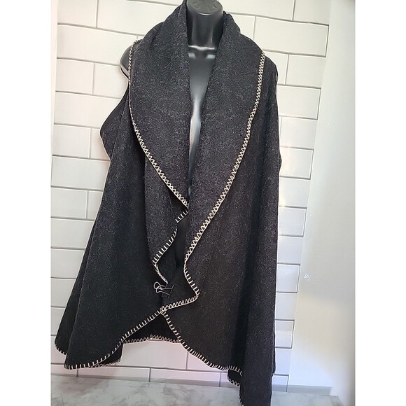 Occasionally Made Womens L Cape Wool Black Poncho Sweater Soft Comfy Casual Chic - Picture 1 of 9